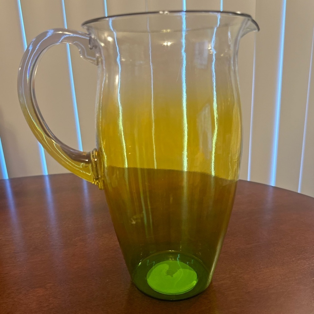 YELLOW/GREEN-Upgrade Your Beverage Game with the New Plastic Ombre Drink Pitcher